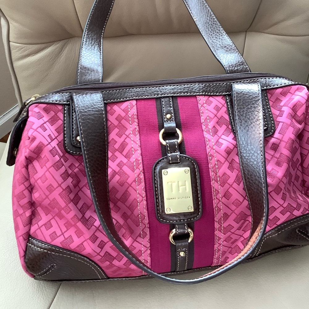 NEW Tommy Hilfiger Hand/ Shoulder Bag with Logo design Gorgeous. - Picture 2 of 15